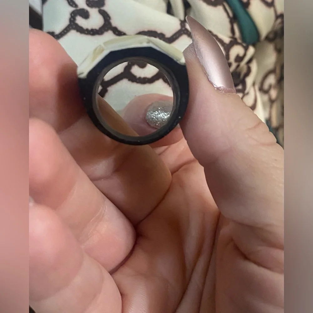 💰2/$10 Womens Shell colored ring wearing it on size 7 finger - Picture 5 of 6